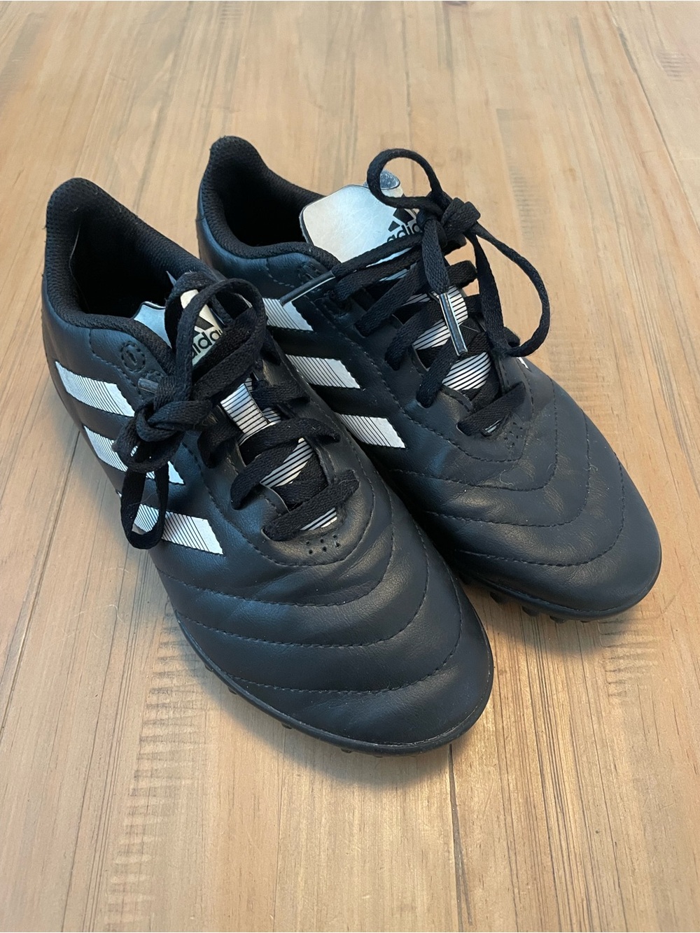 Adidas Youth Size 3 Black & White Athletic Indoor Soccer Shoes Cleats